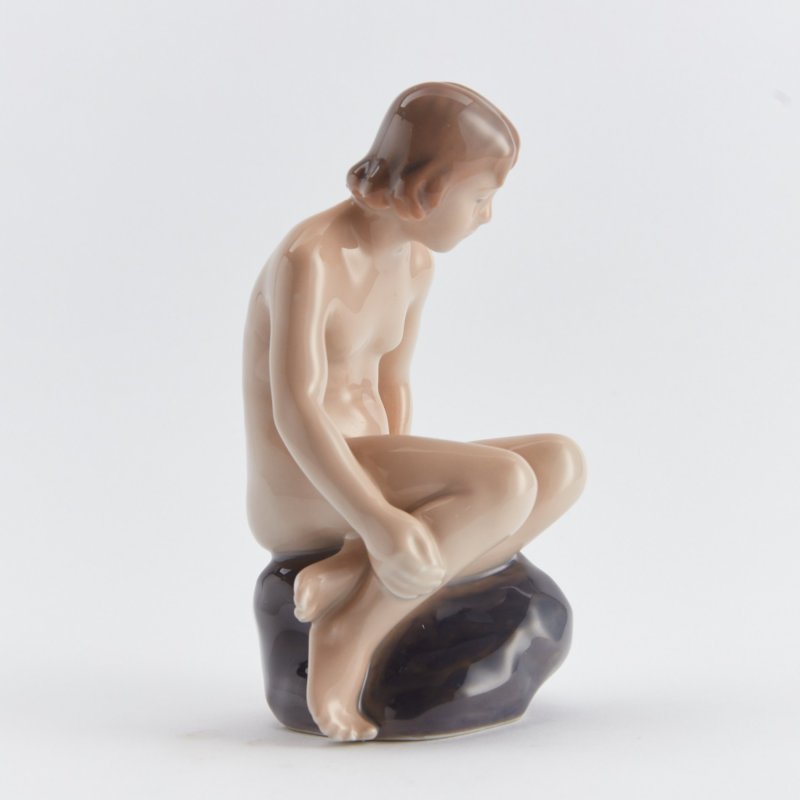 Коллекционная статуэтка Девочка на камне