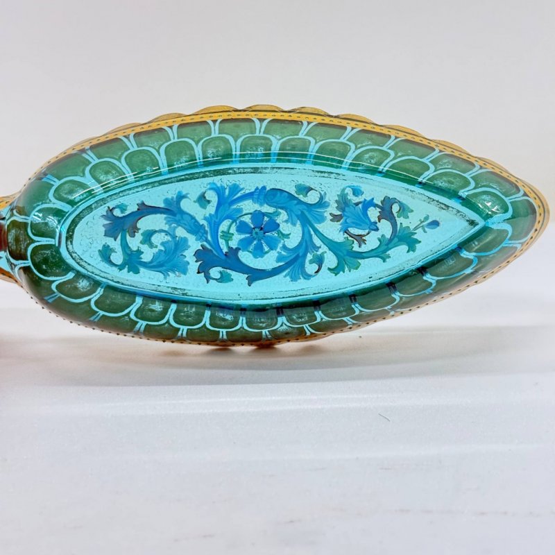 Декоративное блюдо в форме листа