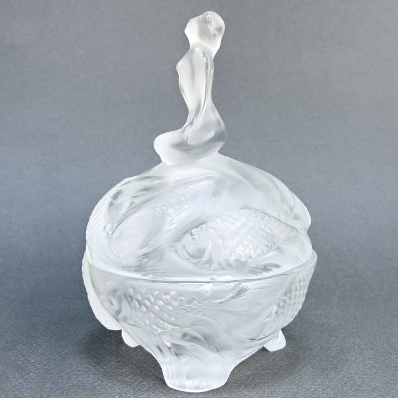 Шкатулка в стиле Артдеко из сатинового стекла дизайн 1930г. Г. Хоффманн Чехия 21 в  (Н)