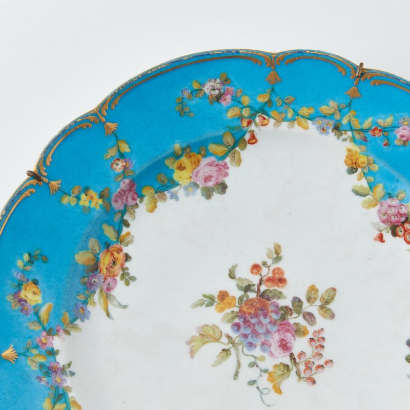 Старинная тарелка ручной работы с цветочной росписью