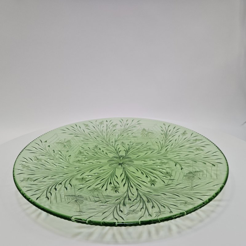 Блюдо из зеленого стекла и гравировкой 1920-х г. Англия с цветочным узором
