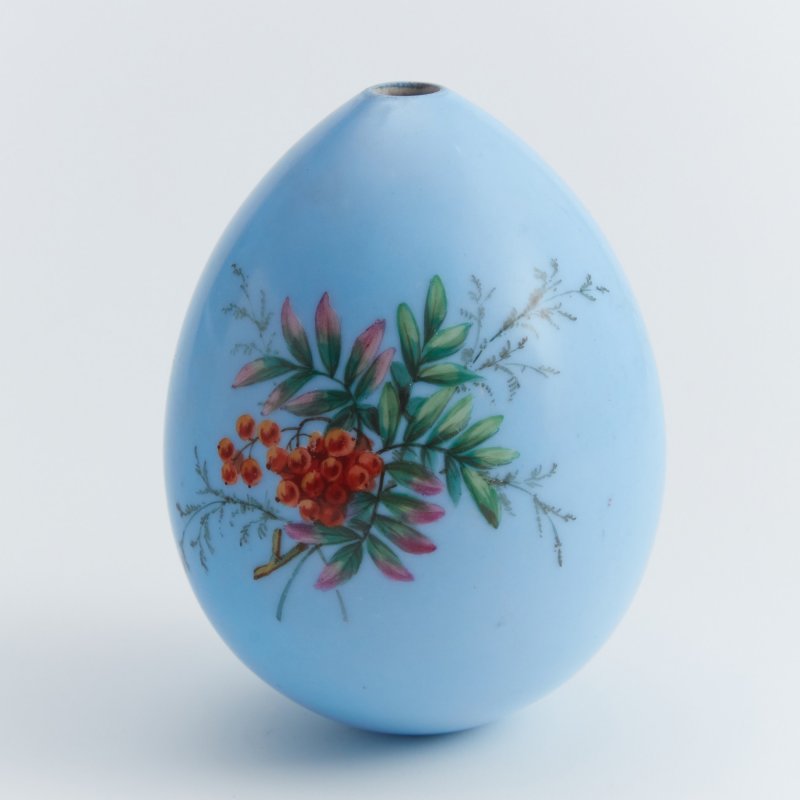 Фарфоровое пасхальное яйцо с изображением растений и птицы.