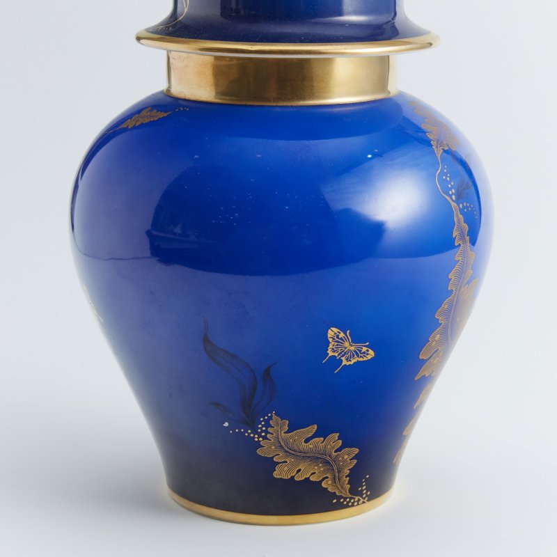 Старинная ваза с крышкой синего оттенка с позолоченным декором
