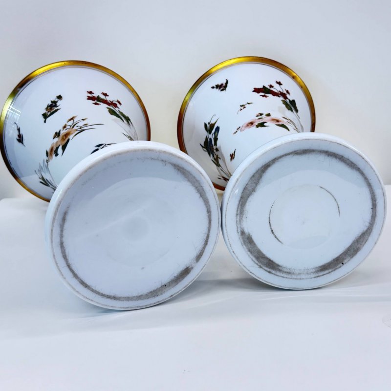 Пара старинных  больших ваз  в стиле Baccarat