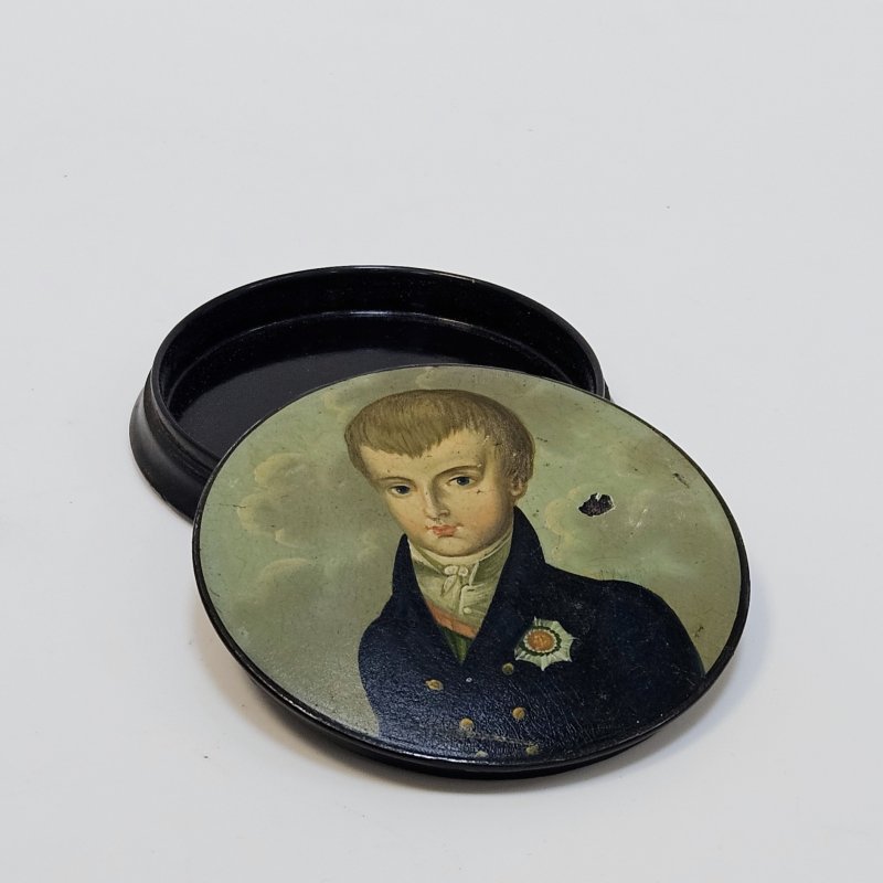 Лаковая табакерка конец 19 века Россия? Живописный портрет военного офицера