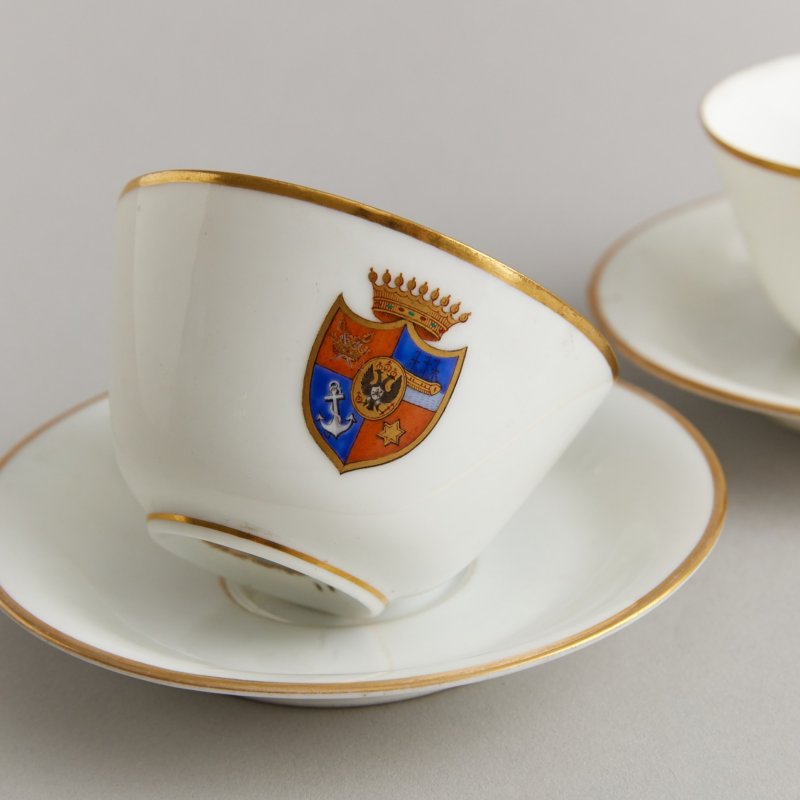 Редкая чайная чашка с блюдцем с гербом графов Апраксиных