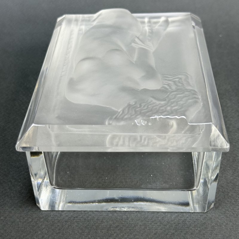 Шкатулка для украшений в стиле Артдеко из сатинового стекла дизайн 1930г. Г. Хоффманн Чехия 21 в