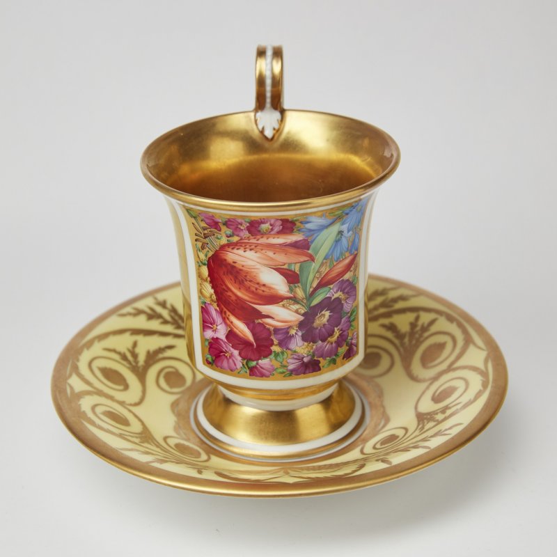 КРМ. Коллекционная чашка с блюдцем с цветочной росписью