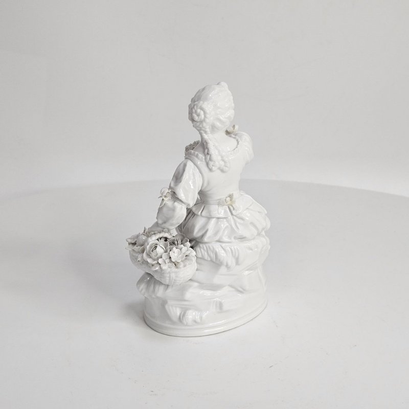 Белая статуэтка Сидящая девочка с цветами КРМ 1800-10е гг