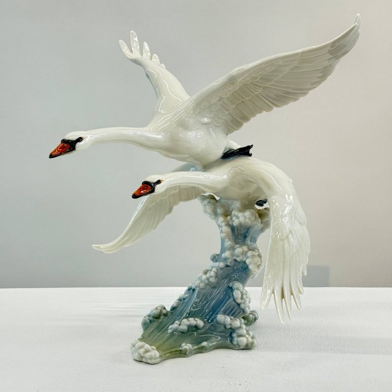 Фарфоровая статуэтка Пара летящих лебедей
