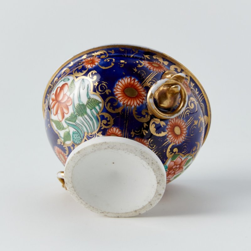 Старинная чашка с маскаронами в виде грифонов в стиле имари