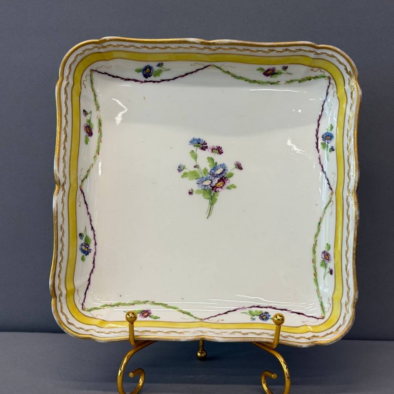 Старинное  квадратное блюдо