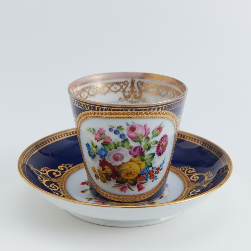 Антикварная чашка с блюдцем с кобальтовым крытьем, цветочной росписью.