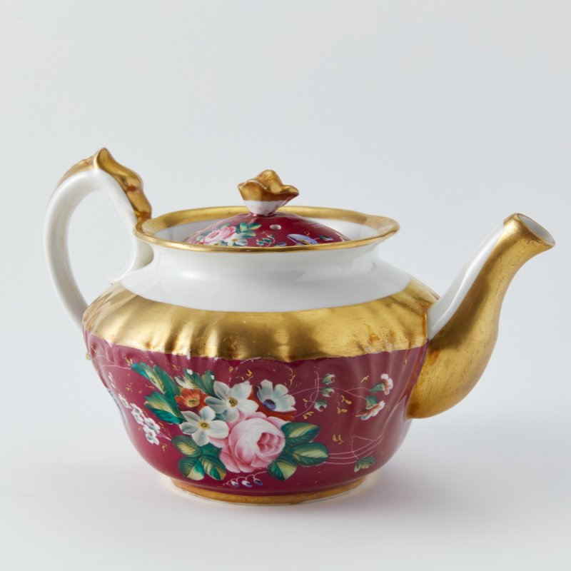 Старинный фарфоровый чайник с ручной росписью