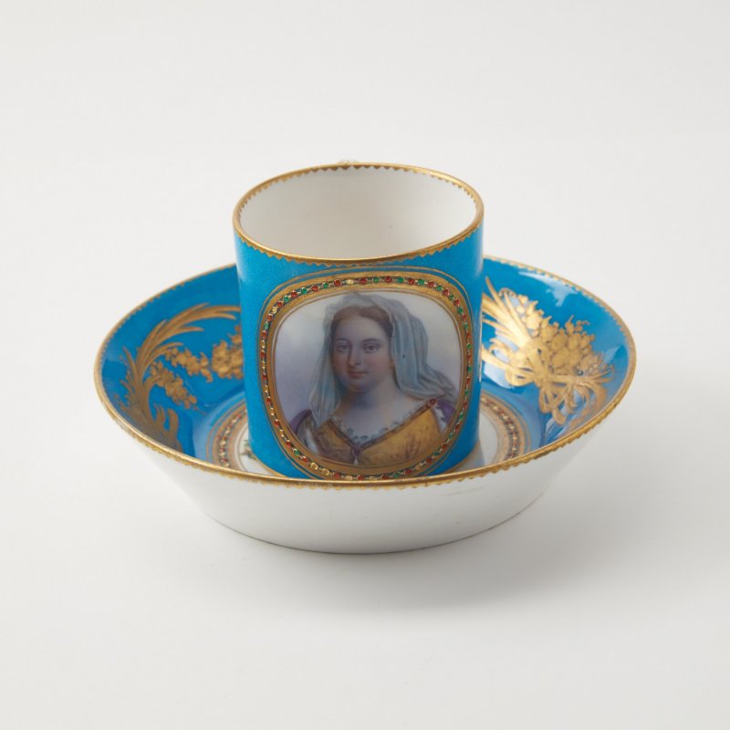 Чашка с блюдцем в стиле Sevres. Портрет Франсуазы дОбинье, маркизы де Ментенон.
