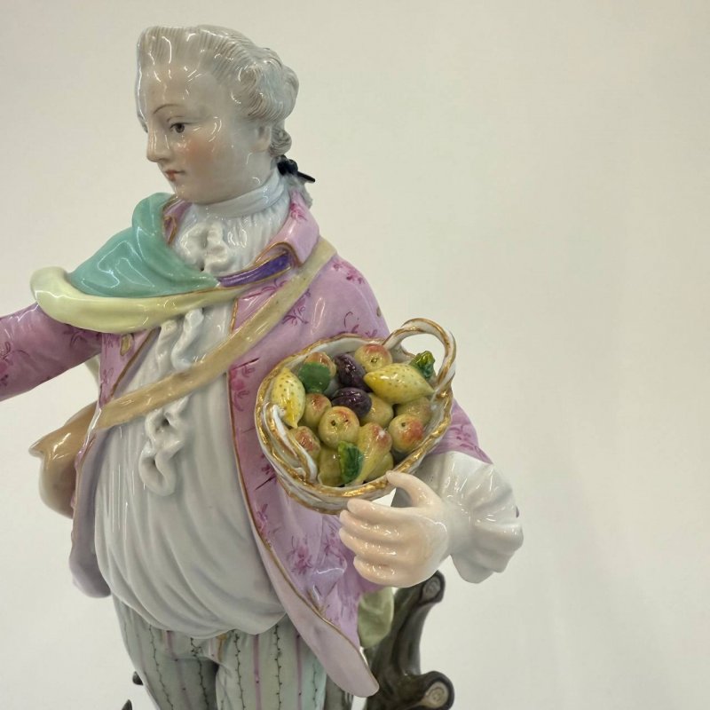 Статуэтка Meissen Юноша с фруктами и собакой