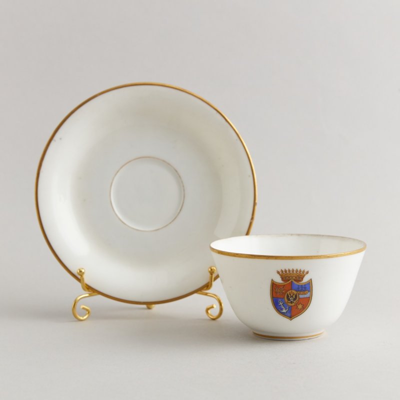 Редкая чайная чашка с блюдцем с гербом графов Апраксиных