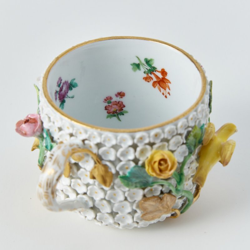 Старинная чашка с блюдцем с лепным декором Snowball blossom.