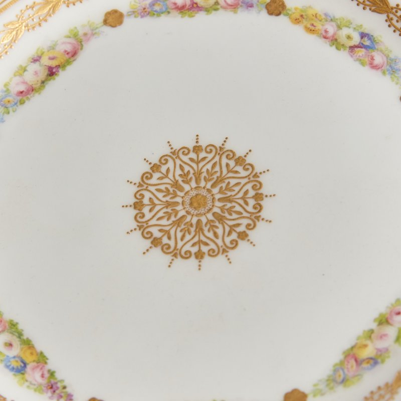  Старинная фарфоровая тарелка с резным краем