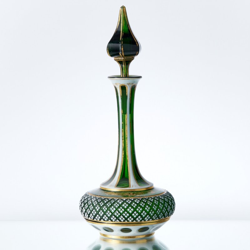 Старинная резная ваза с крышкой из зеленого стекла
