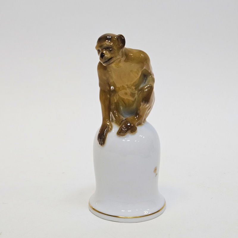Фигурка Обзезьяна шимпанзе на пьедестале в форме колокола