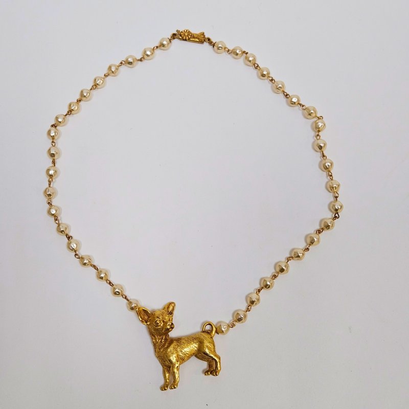 Комплект колье, серьги и брошь с чихуахуа и искусственным жемчугом Askew London 