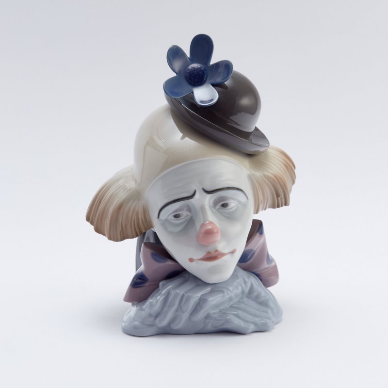 Большая коллекционная фарфоровая скульптура - бюст Задумчивый клоун.