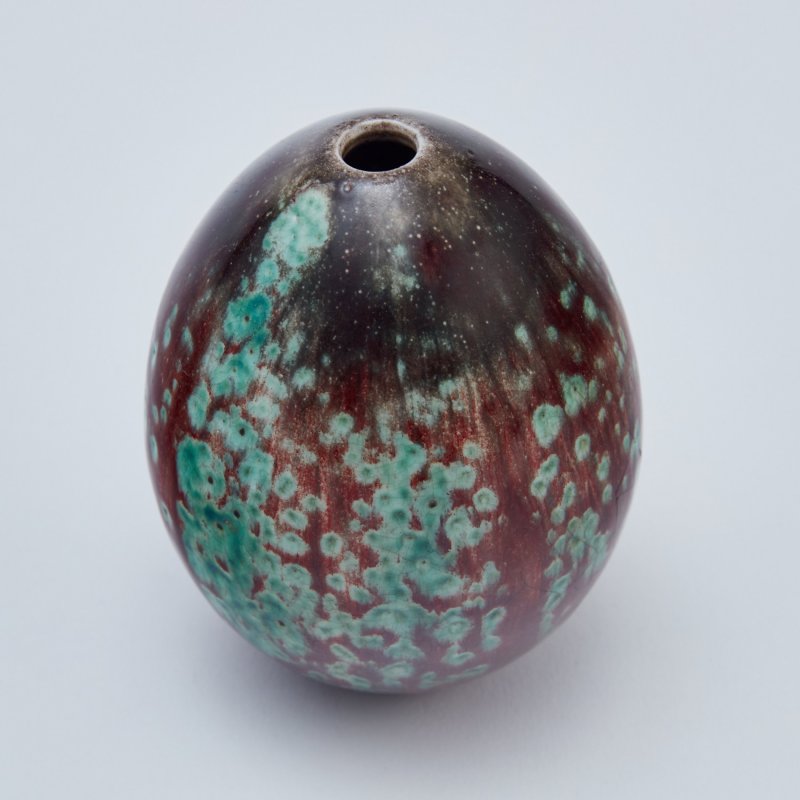 Фарфоровое пасхальное яйцо, декорированное цветной глазурью с фактурой кракле.
