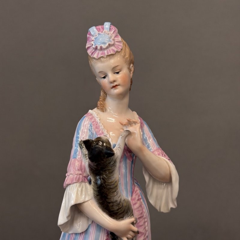 Фарфоровая статуэтка «Дама с кошкой» (Dame Meissen (https://www.meissen.com/) конца XIX века (по модели скульптора Якоба Унререра 1881 года, форма № L 163 