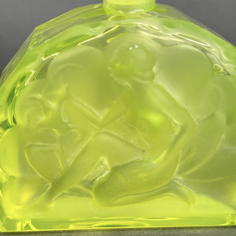 Парфюмерный флакон в стиле Артдеко из вазелинового уранового стекла дизайн 1930г. Г. Хоффманн Чехия 21 в