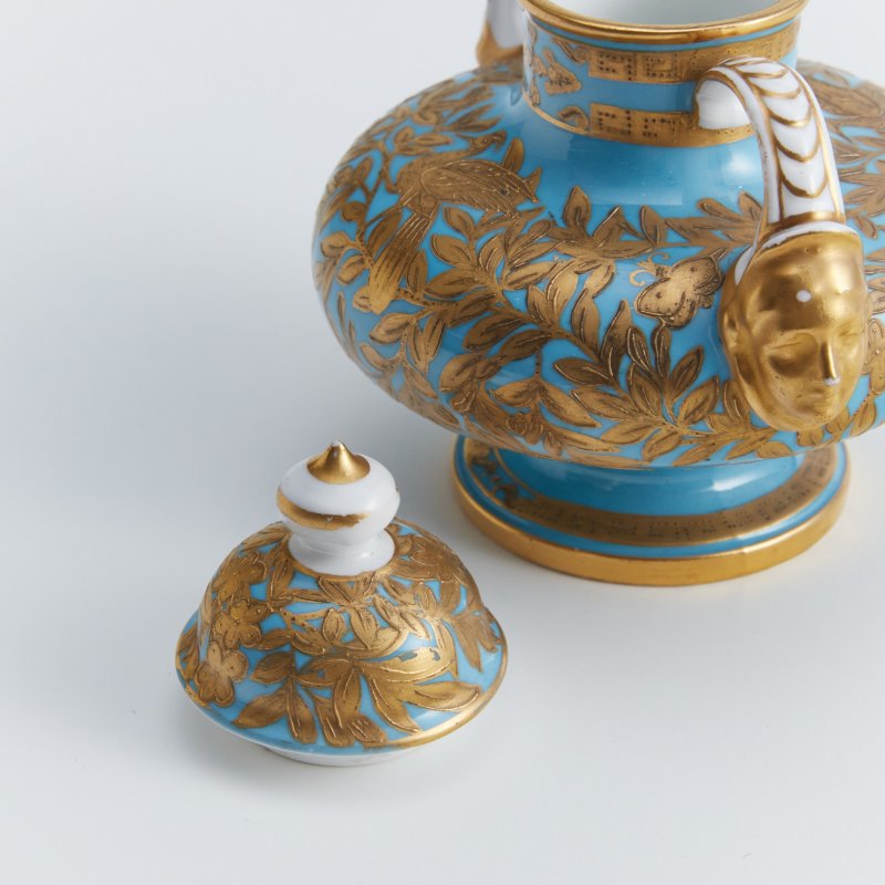 Антикварная ваза с крышкой. Бирюзовое крытье, роспись золотом.