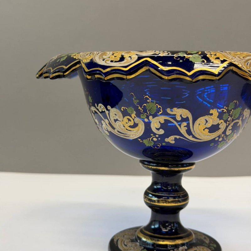 Ваза на ножке (tazza) из кобальтового стекла с росписями . Богемия 1860-1880 гг. 