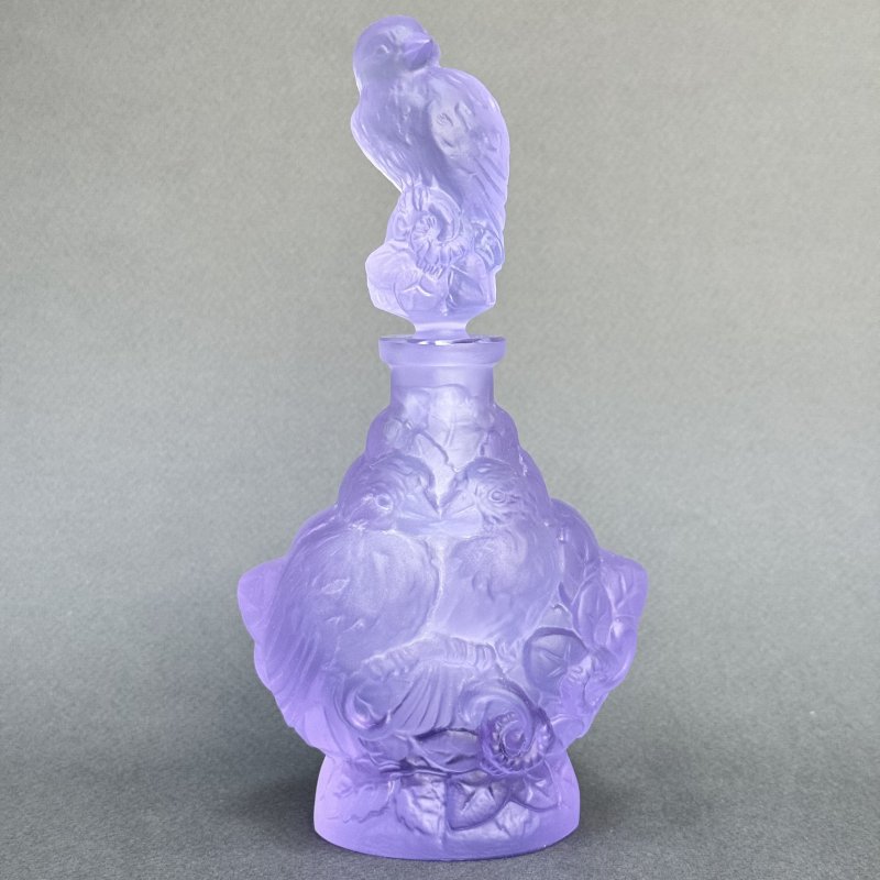 Коллекционный флакон для духов из аметистового стекла с изображением птиц дизайн 1930г. Г. Хоффманн  Чехия 21 в