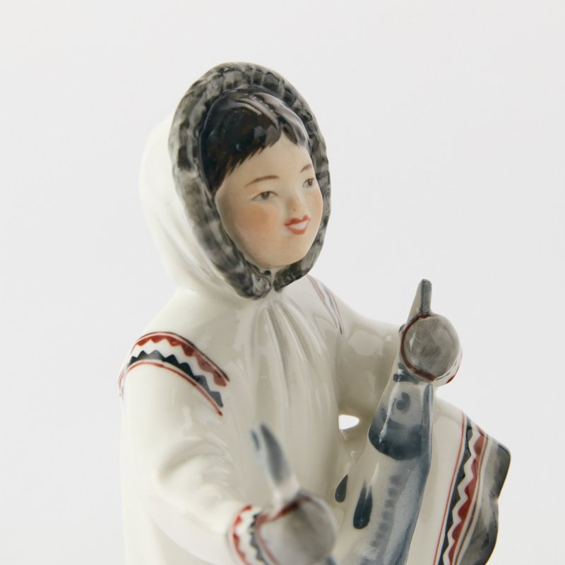Коллекционная статуэтка Якутка с севрюгой