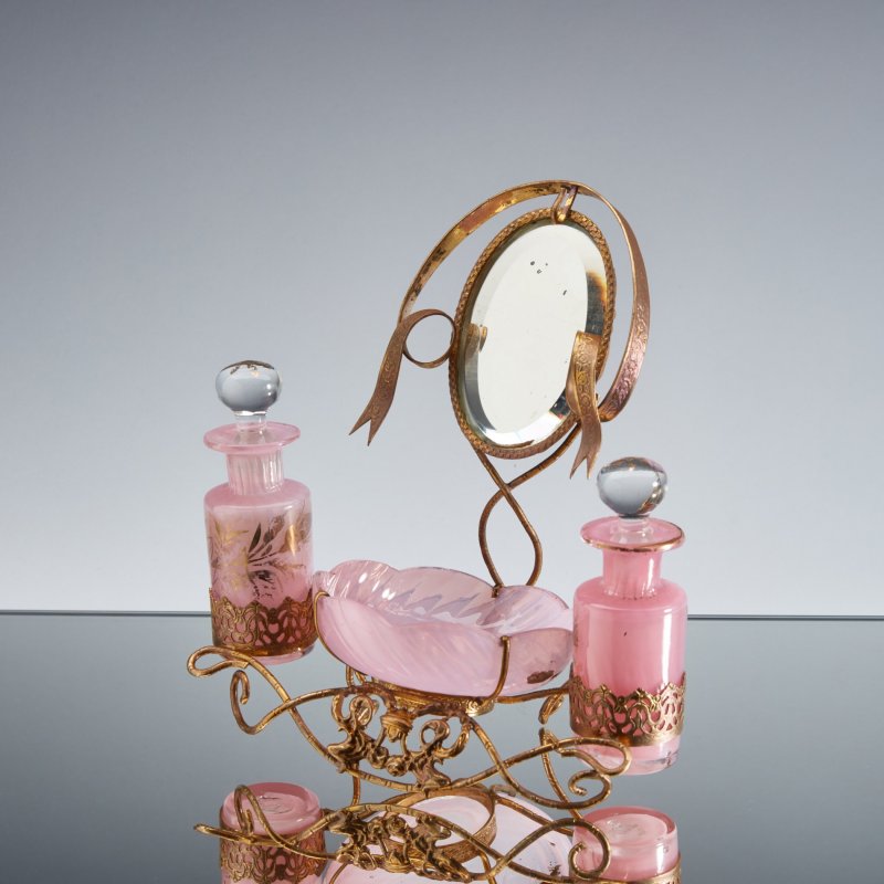 Парфюмерный набор розовый с зеркалом и с латунным декором 