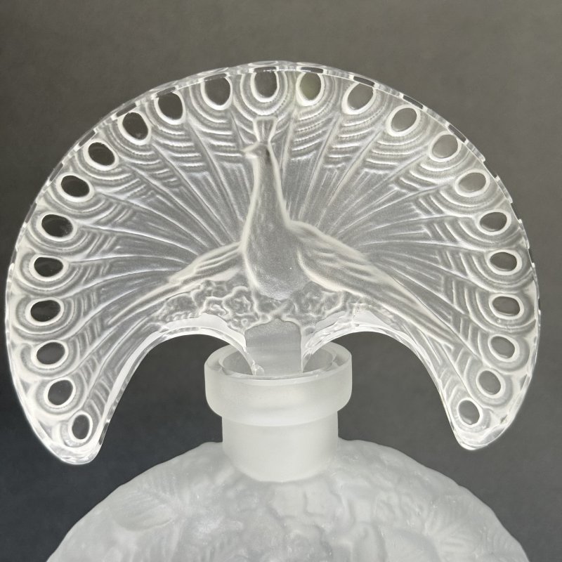 Коллекционный парфюмерный флакон в стиле Артдеко крышка-павлин дизайн 1930г. Г. Хоффманн Чехия 21 в