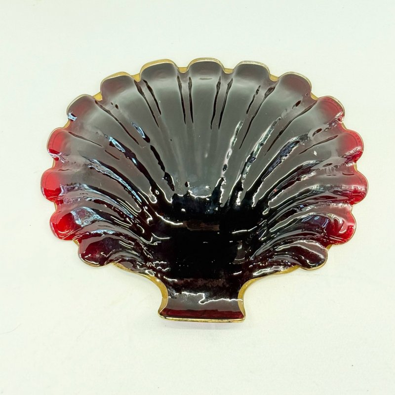 Старинная богемская эмалированная тарелка в форме раковины из рубинового стекла