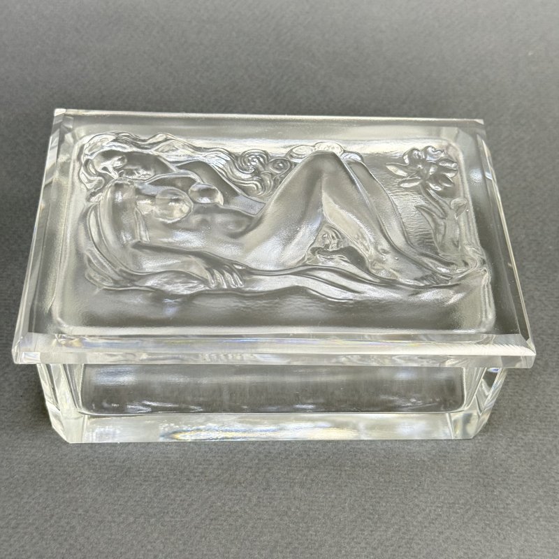 Шкатулка для украшений в стиле Артдеко из сатинового стекла дизайн 1930г. Г. Хоффманн Чехия 21 в