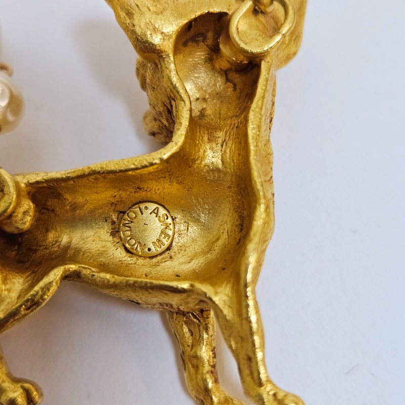 Комплект колье, серьги и брошь с чихуахуа и искусственным жемчугом Askew London 