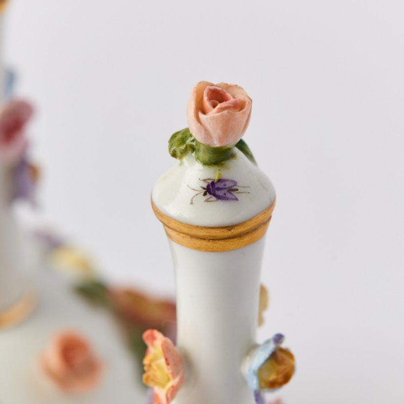Фарфоровая пара мини-вазочек с лепными цветами