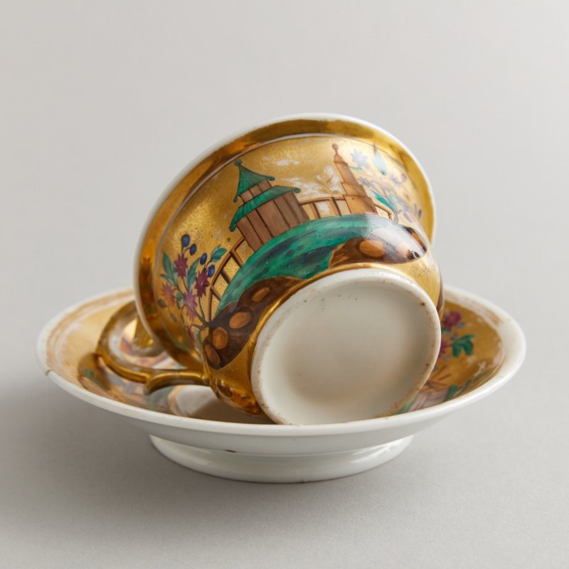 Коллекционная старинная чашка с блюдцем в стиле «шинуазри»