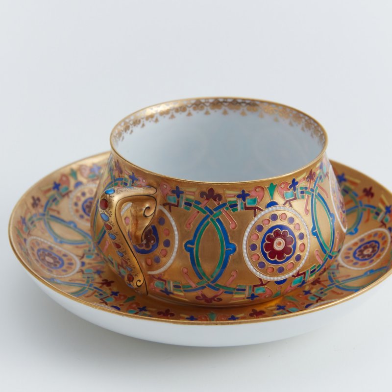 Чашка с блюдцем, декорированные росписью в неорусском стиле. Золотая марка