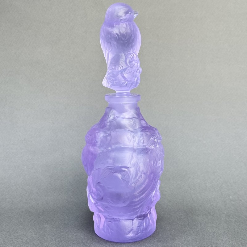 Коллекционный флакон для духов из аметистового стекла с изображением птиц дизайн 1930г. Г. Хоффманн  Чехия 21 в