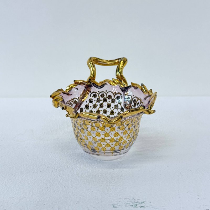 Вазочка с золоченой фигурной ручкой