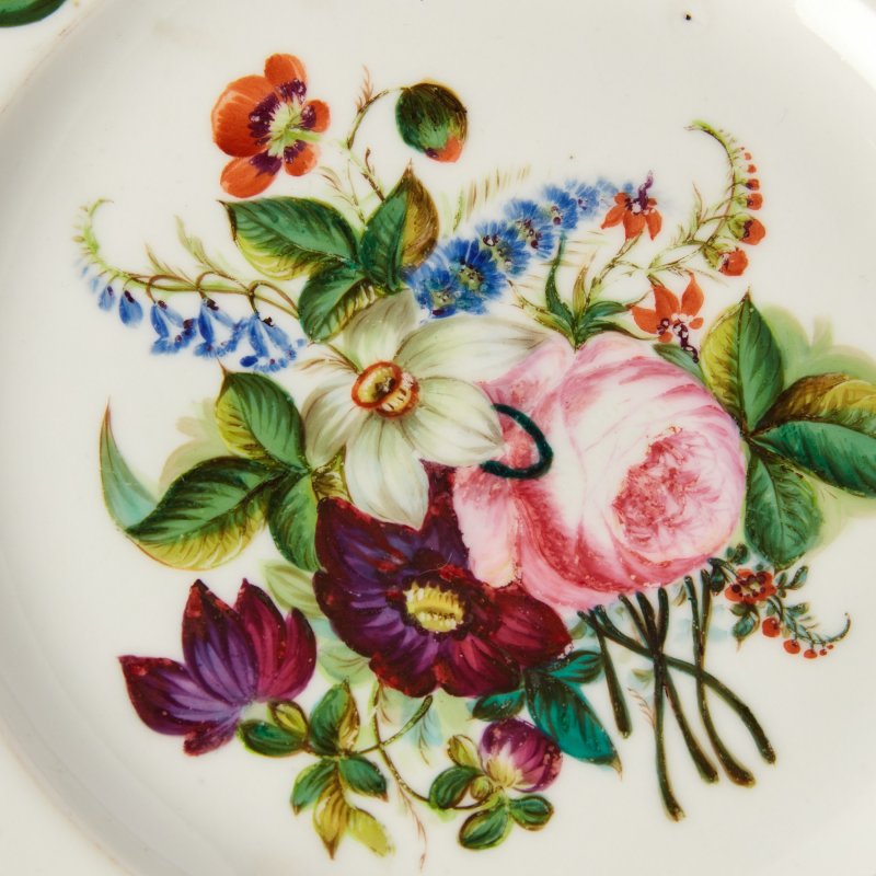 Тарелка рельефная с цветочной росписью