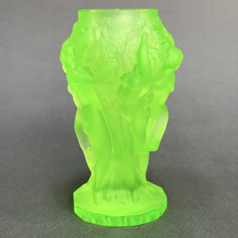 Ваза Вакханки в стиле Артдеко из зеленого уранового стекла дизайн 1930г. Г. Хоффманн Чехия 21 в