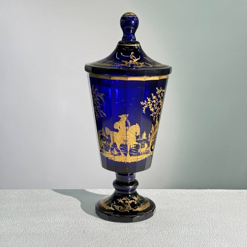 Кубок с крышкой из синего стекла Богемия