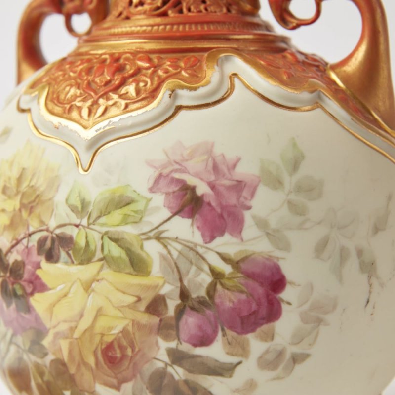 Старинная фарфоровая ваза ручной работы  