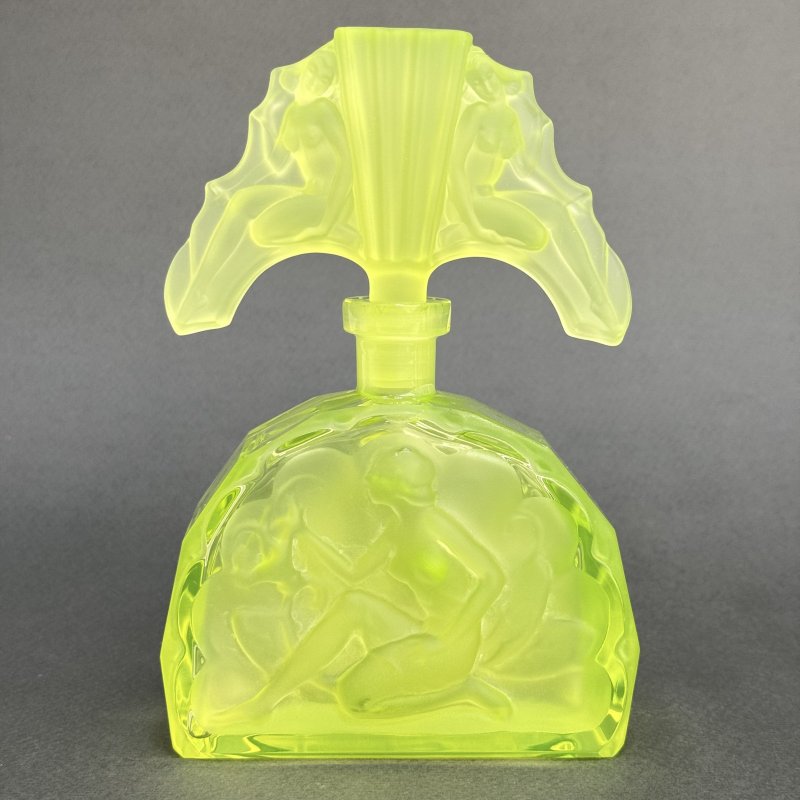 Парфюмерный флакон в стиле Артдеко из вазелинового уранового стекла дизайн 1930г. Г. Хоффманн Чехия 21 в