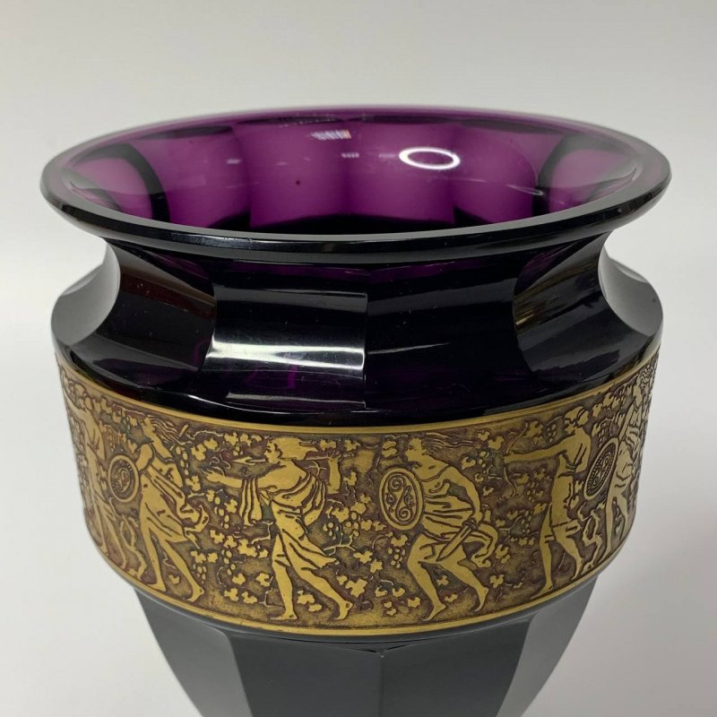 Старинная ваза фиолетового оттенка с позолоченным декором и амазонками